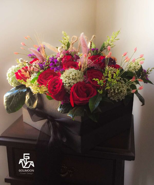 باکس با رنگ مشکی طراحی شده با گل های رز، پیازی، زنبوری و انواع گل خشک