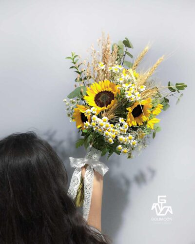 نمایی از دسته گل در دست عروس