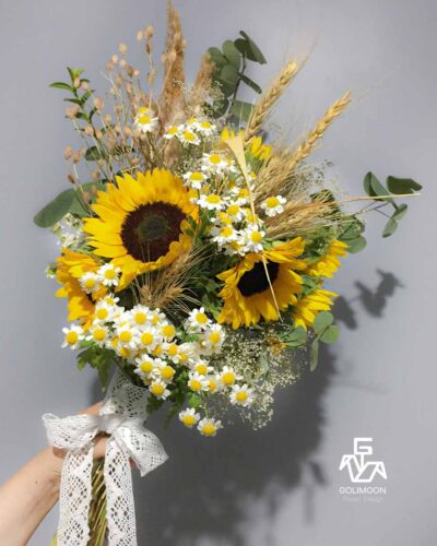 نمای دسته گل ساخته شده از گل آفتابگردان گل بابونه گل عروس برگ و گل های دیگر