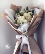 ترکیبی از گل های رز سفید و کاغذ پیچی مدرن