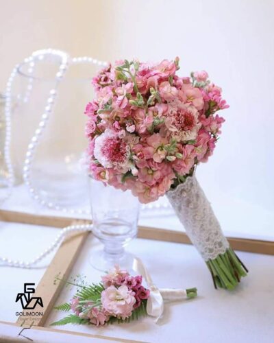 دسته گل عروس صورتی زیبا به همراه گل کت