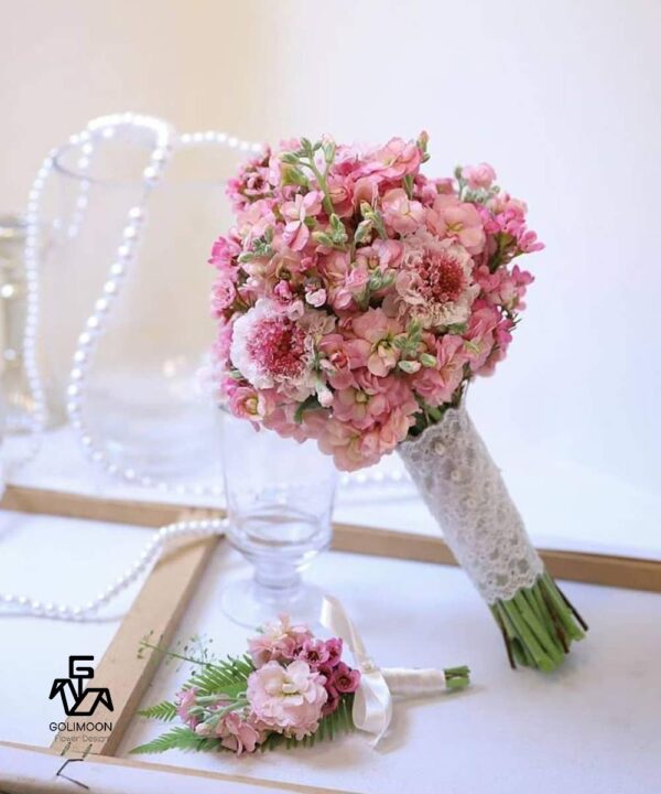 دسته گل عروس صورتی زیبا به همراه گل کت